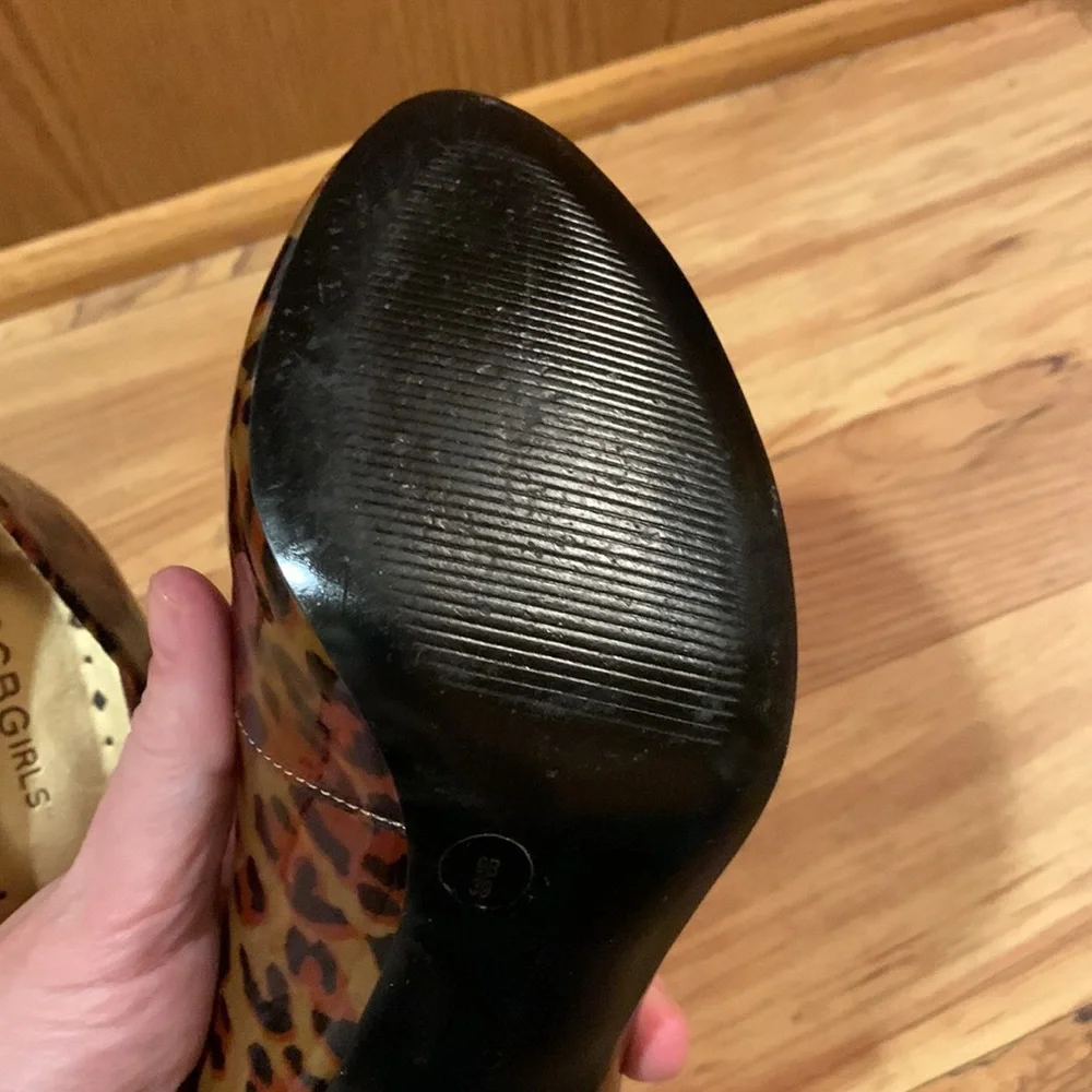 BCBGirls Brazil peep toe pinup rockabilly leopard heels pump cushion insoles EUC